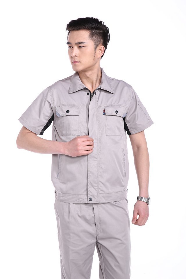 新品发布：我们的最新服饰系列引领时尚潮流